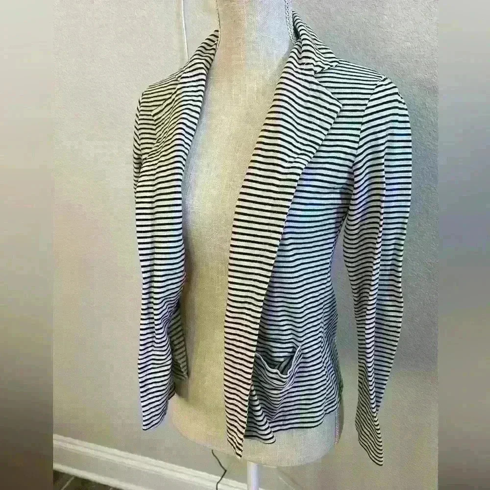 Forever21 black and white blazer- Medium - Picture 3 of 5